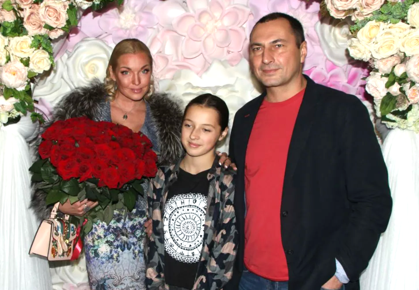 на фото Ариадна Волочкова с мамой и папой