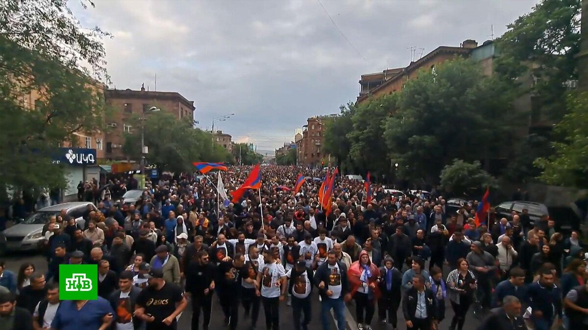    В Ереване тысячи протестующих требуют отставки Никола Пашиняна