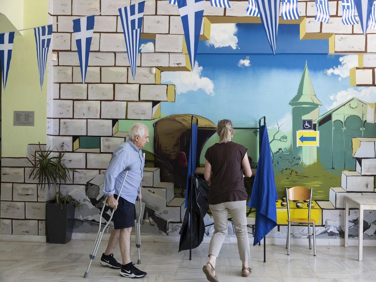    Голосование на одном из участков во время европейских выборов в Афинах© AP Photo / Yorgos Karahalis