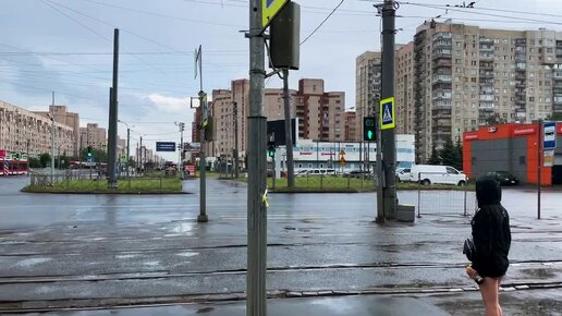 Прогулка по Санкт-Петербургу под небольшим дождем по проспекту Культуры
