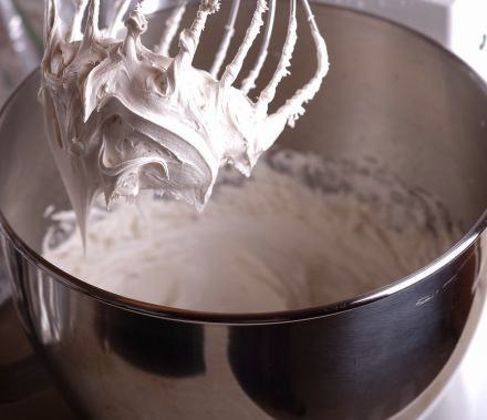 Кофейный крем чиз: базовый крем для тортов с кофейной ноткой (для начинающих кондитеров)