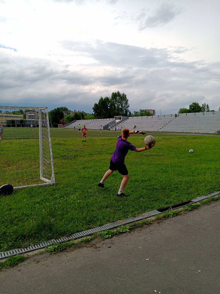 Тупой  рыжий халуй,кидает мяч))))