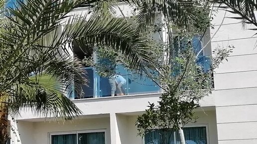Первый раз видела чтобы так тщательно отмывали балкон в Турецком отеле