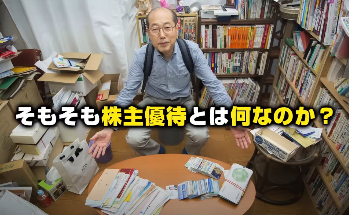 На столе все его купоны, ваучены и карточки - все надо еще помнить, куда и как тратить