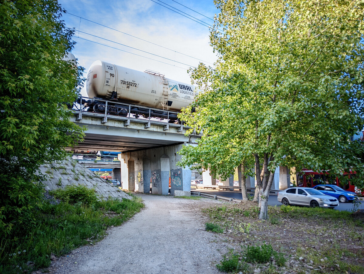 Фото устарело, перед БРИКС сюда дошла асфальтовая дорожка. 