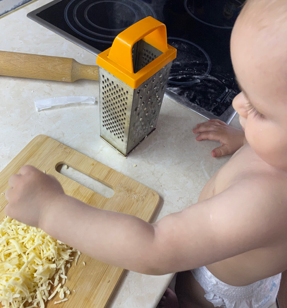 Пока я тру сыр, маленький помощник его подъедает 