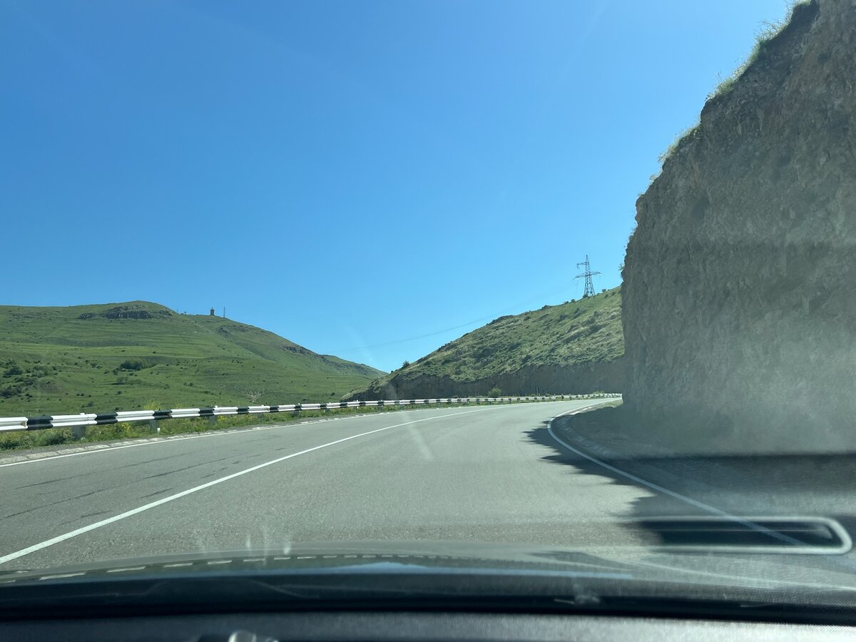 Чем то напоминает кабардино-балкарскую дорогу в джилы-суу.