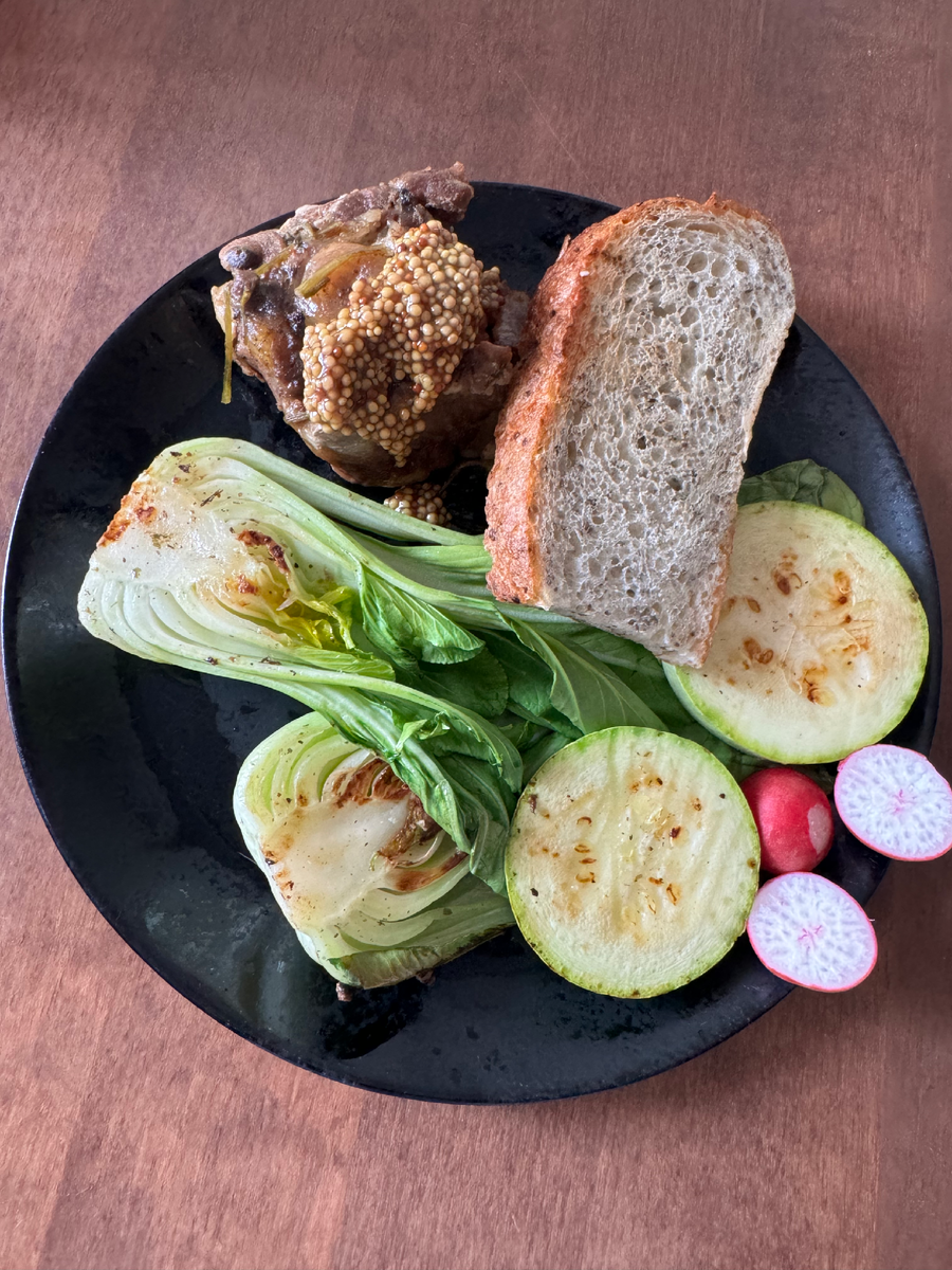 Моя еда - зарядник. Кусок говяжьего хвоста тушенного, свежая капуста пак-чой, кабачок, горчица, редис и кусок домашнего хлеба с семенами чиа. А утром был домашний йогурт с вишней с рынка, такой же хлеб и помидор перед тренировкой.