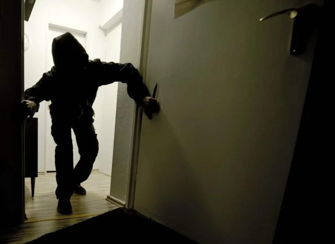 Коллекторы за дверью. Стучит в дверь. Если в дом стучится незнакомец. Человек заглядывает в дверь. Человек уперся в стену.