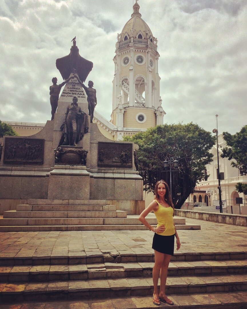 Памятник Симону Боливару — освободителю Южной Америки в старом городе Панама-Сити.