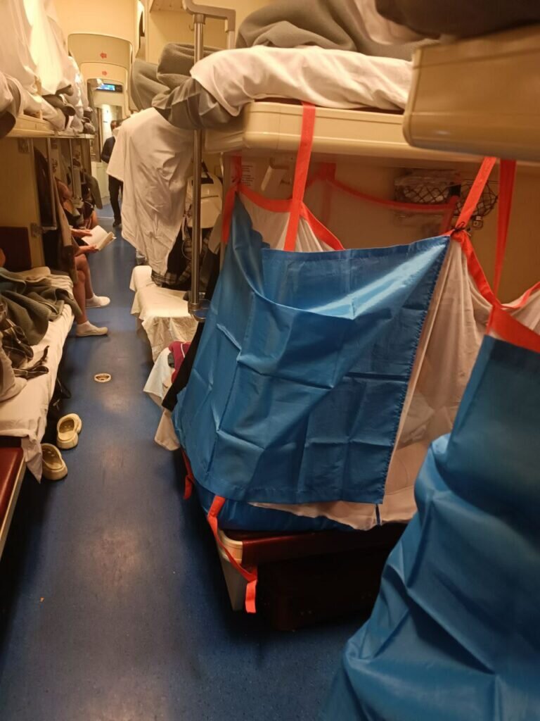    Тренд — завешивать свою полку, чтобы оказаться хоть в какой-то изоляции. Фото: Юлия Осипова