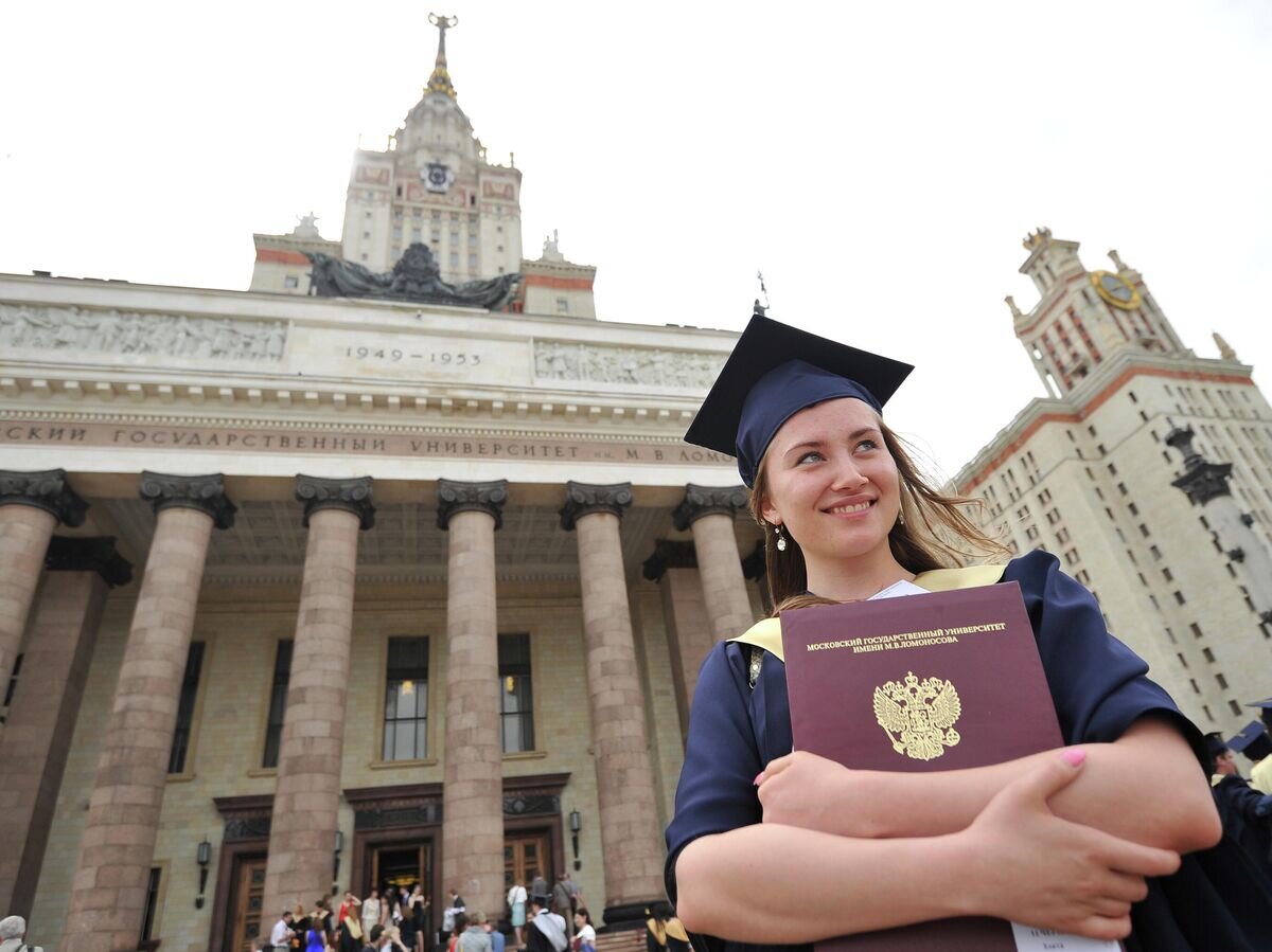    Выпускница университета после церемонии вручения дипломов с отличием у Главного здания МГУ имени М.В.Ломоносова© РИА Новости / Рамиль Ситдиков