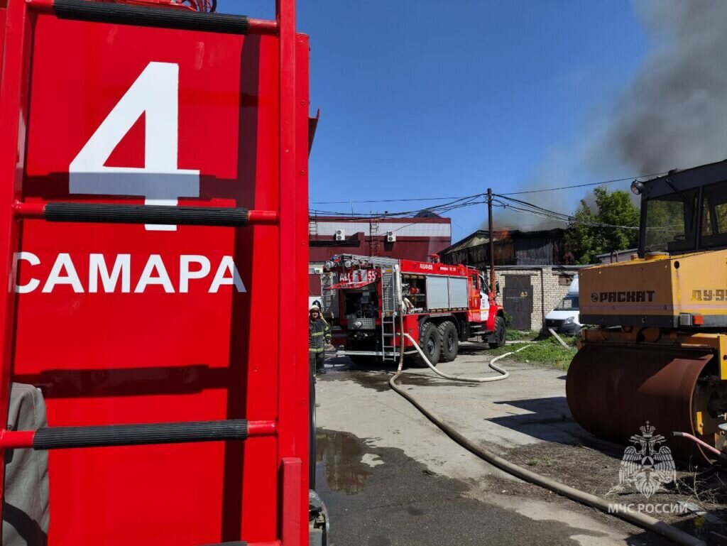 В Самаре горит мебельный цех на Заводском шоссе | OBOZ.INFO | Дзен