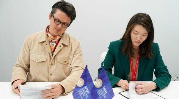 Генеральный директор ФКИ Игорь М. Намаконов и учредитель Фонда креативных инициатив и культурного наследия Дина Абдрахмет. Фотограф Руслан Шамуков