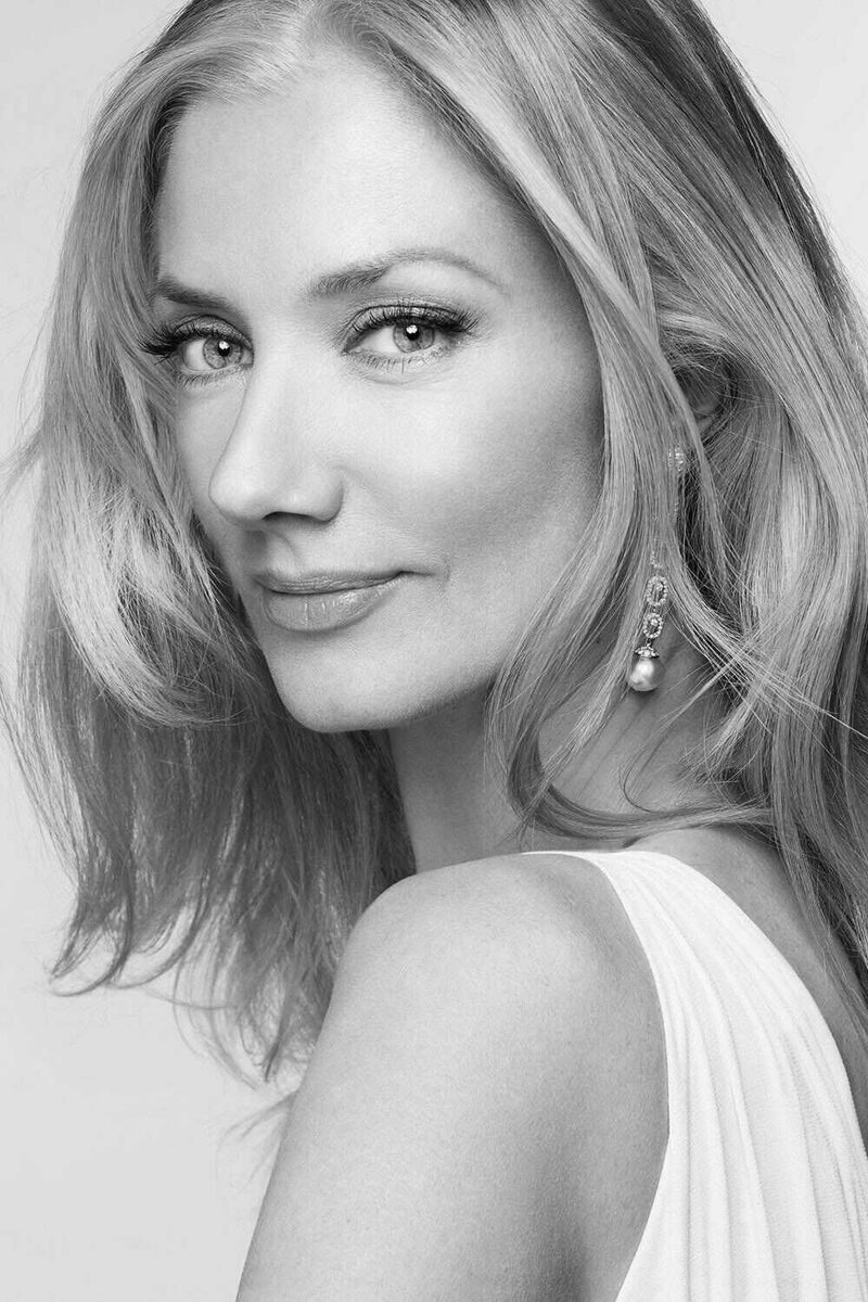 Про энергетику мы говорим, когда человек притягивает даже через фото, причем человек незнакомый, совершенно не обязательно красивый и при этом он ничего для этого притяжения не делает - все во взгляде