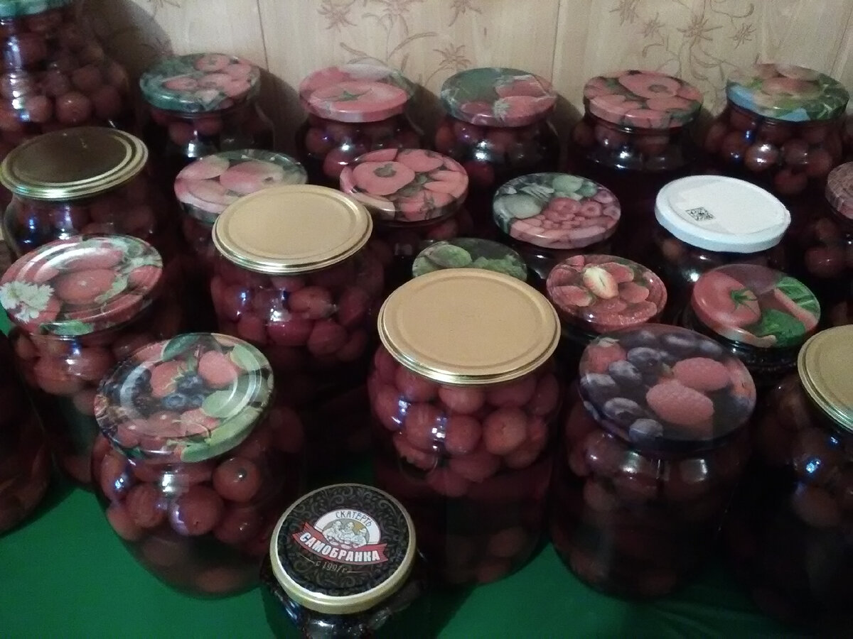 И баночку варенья без косточки закрыла