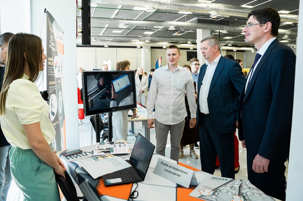    Перед церемонией награждения выставку нижегородских товаров осмотрели замгубернатора Андрей Саносян и глава регионального минпрома Максим Черкасов.