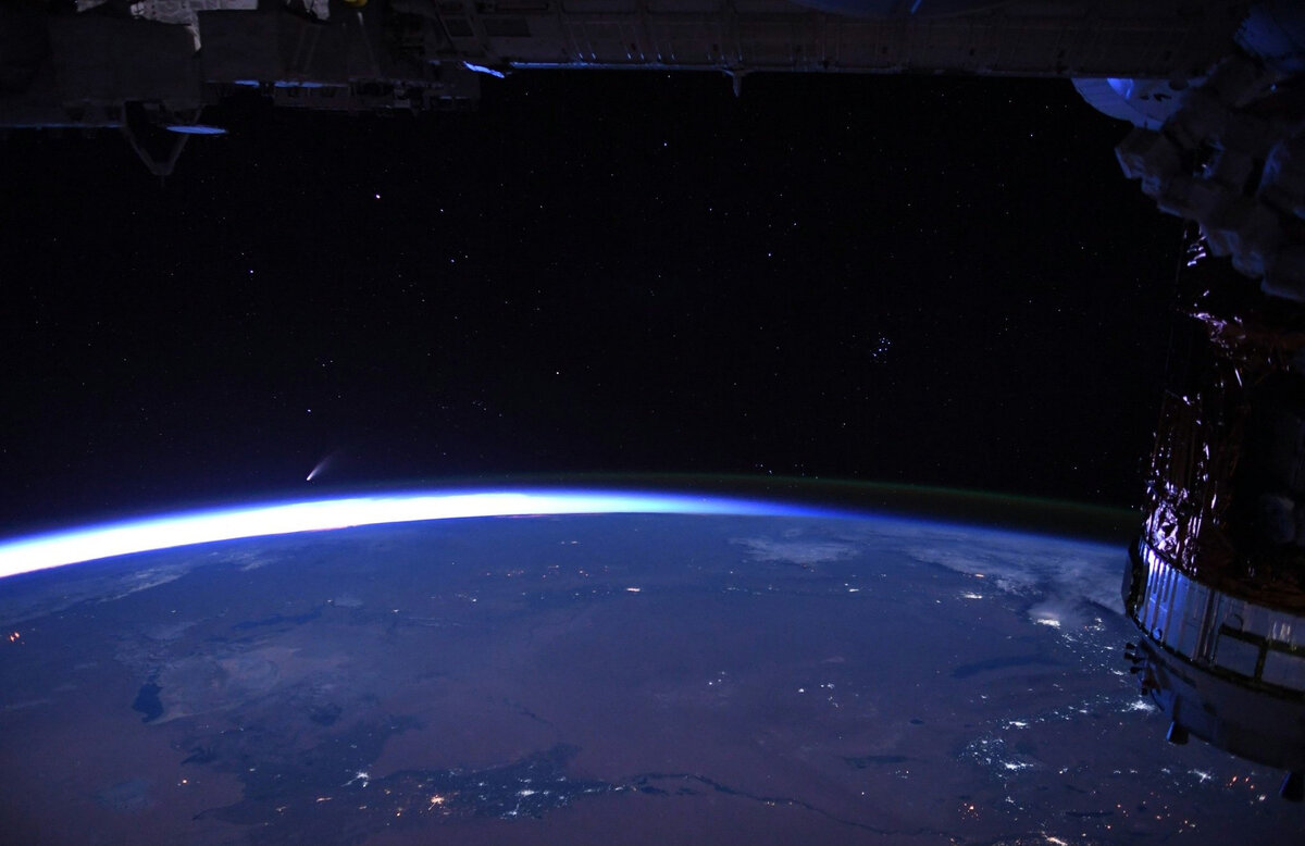 Космическая станция на орбите Земли / Ночное небо перед рассветом