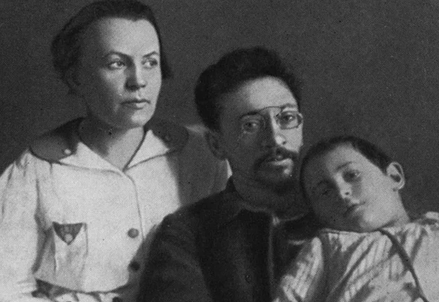 Я ков Свердлов с супругой Клавдией и сыном Андреем