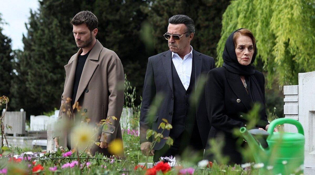 Брат, дядя и немать Джихана на кладбище. Сериал "Семья"