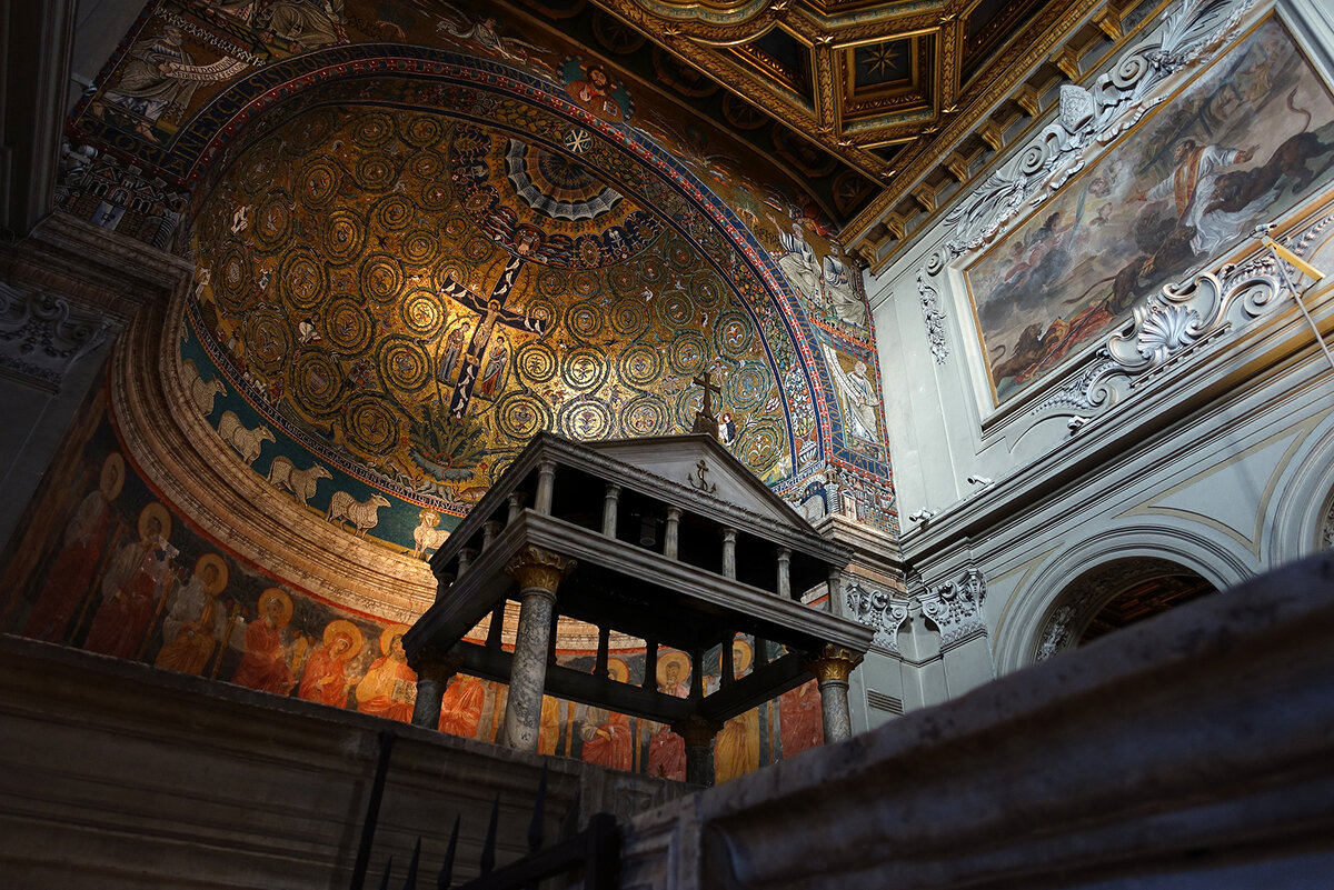 Грандиозная по исполнению мозаика апсиды, XII век.