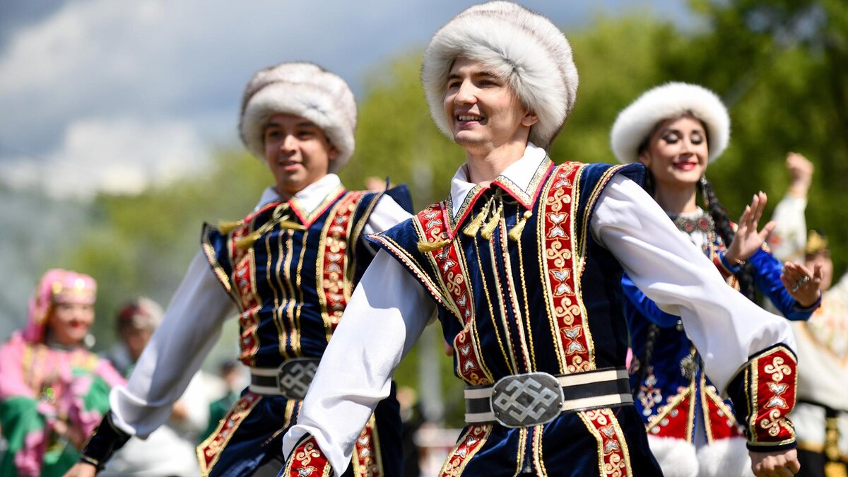 Масляный столб ради петуха, живой баран и бег с яйцами: как татары  развлекаются на Сабантуй и почему | Телеканал 