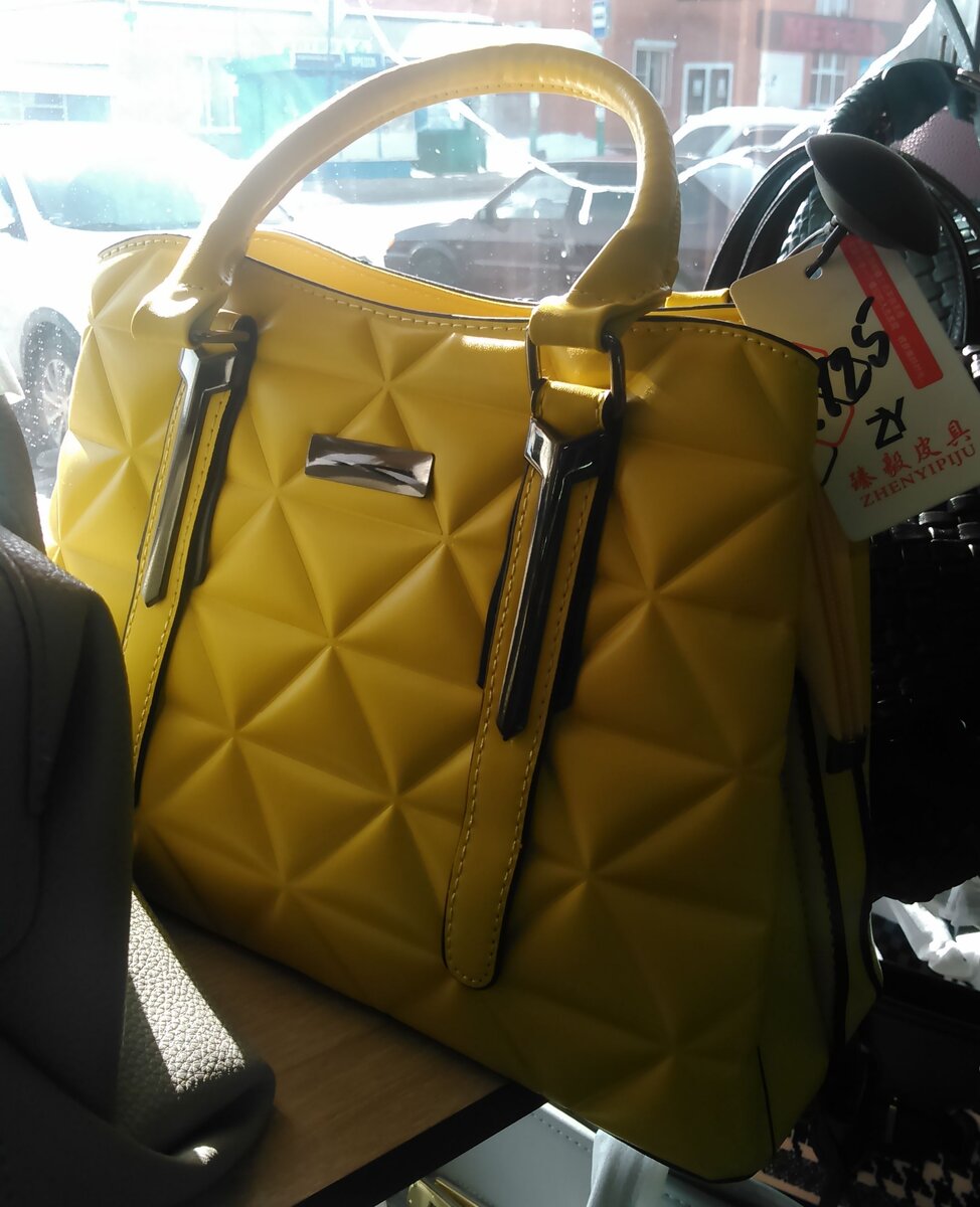 магазин "ГАЛАКТИКА" нахотится рядом с остановкой маршутного такси. выбор сумак очень широкий. от детских ярких сумочек до рабочих, женственных. 