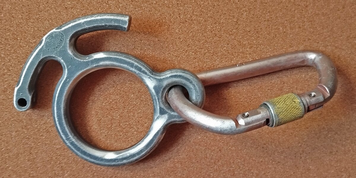 Если вы прослезились, глядя на это фото - увы, пора пить таблетки от старости. Рогатая 'восьмёрка' Манарага с карабином Еремель - символ позднего советского альпинизма