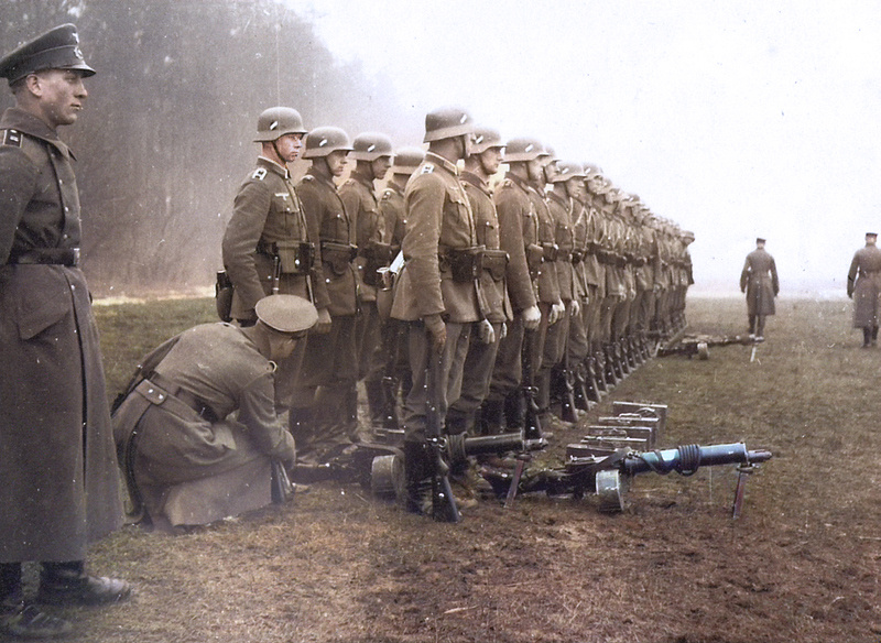 Смотр пехотного взвода германской армии, 1936 год. Как можно видеть MG.08/15 всё еще в строю