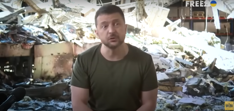    ЗЕЛЕНСКИЙ В ТРАДИЦИОННОЙ ФУТБОЛКЕ НА ФОНЕ ТРАДИЦИОННЫХ РАЗВАЛИН ТРАДИЦИОННО ОБЩАЕТСЯ С ЖУРНАЛИСТАМИ, ЗАДАЮЩИМИ ТРАДИЦИОННЫЕ ВОПРОСЫ // СКРИНШОТ ВИДЕО С ИНТЕРВЬЮ ЖУРНАЛИСТАМ ИЗ СРЕДНЕЙ АЗИИ