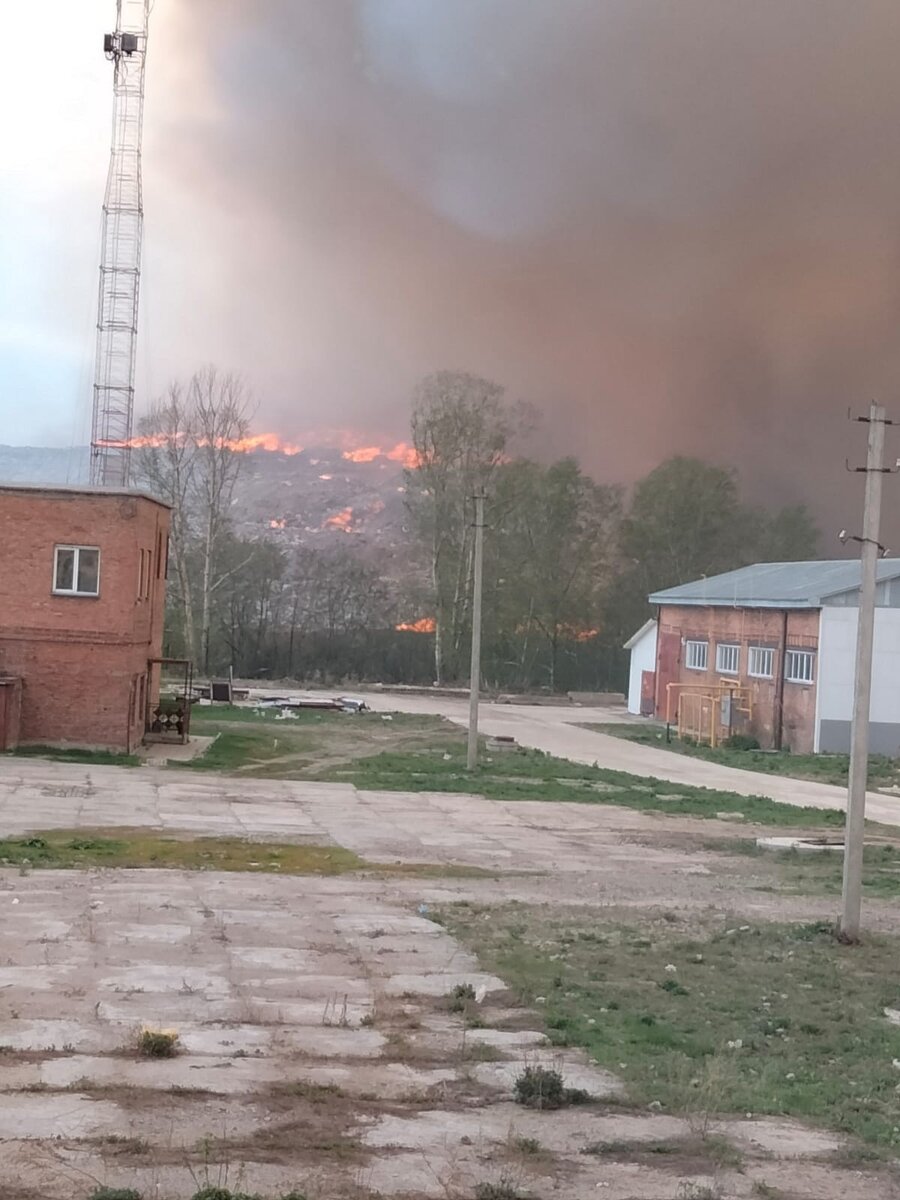 недавно тут снова горел мусорный полигон. Фото: https://vk.com/hilokskaya_street