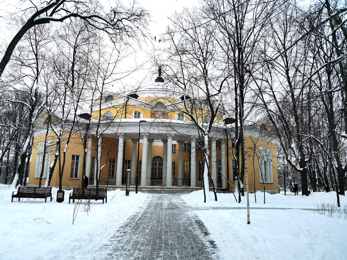 Так выглядит дворец зимой. Фото автора.