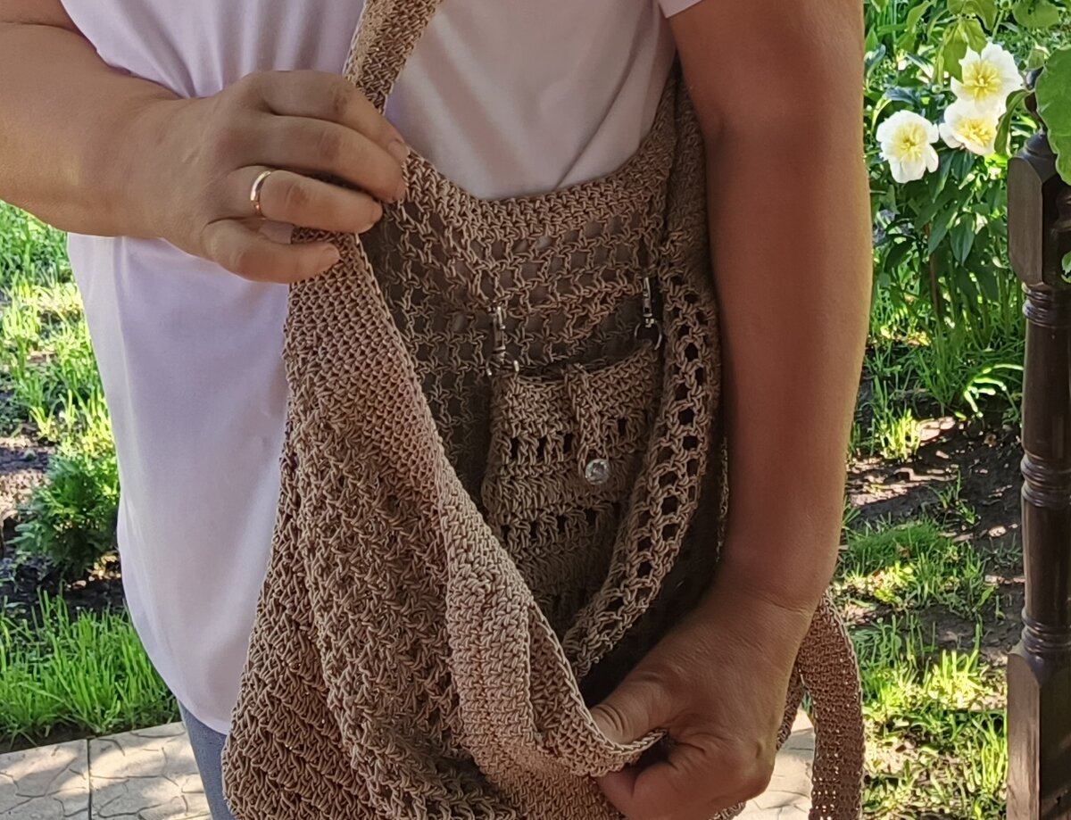 При помощи карабинов сумочку можно пристегнуть внутри большой сумки