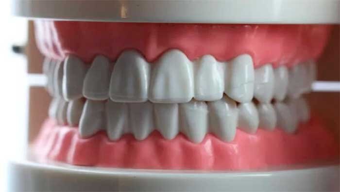 Сколько стоят полные зубные протезы? Анализ цен и материалов