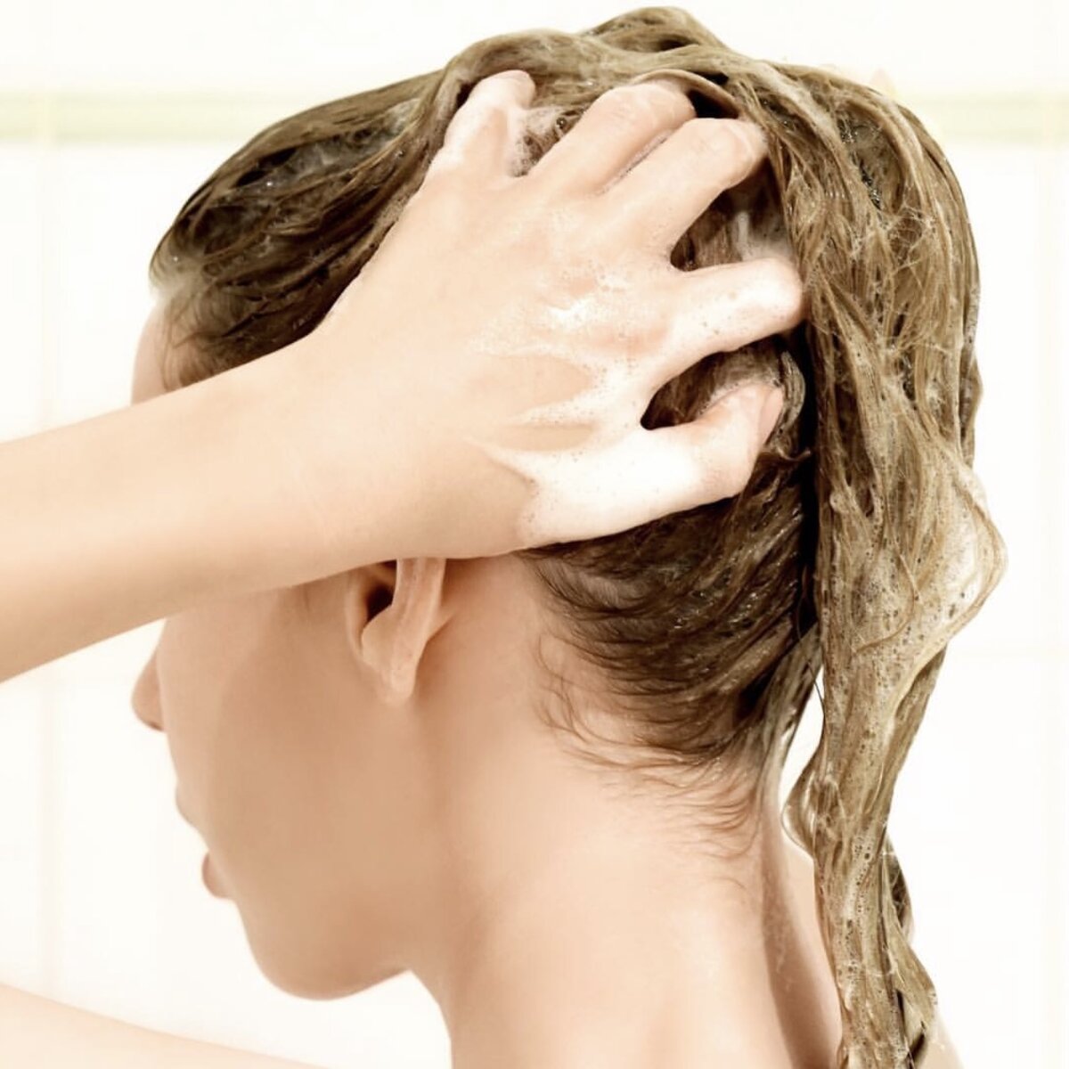 Для очищения волос и кожи головы детей желательно использовать мягкие шампуни (на основе деликатных моющих основ и без агрессивных аллергенных компонентов). 