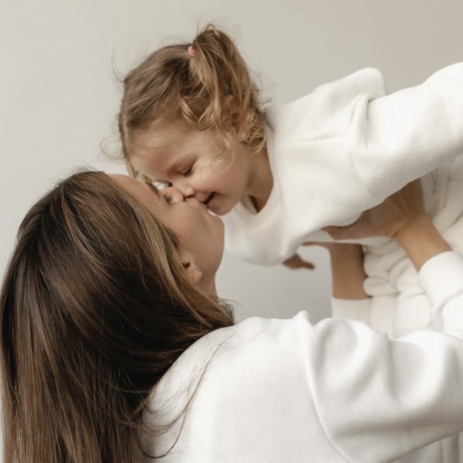 Локоны малышей требуют особой заботы, так как их кожа головы более реактивна, а структура волос уязвимее, чем у взрослых.