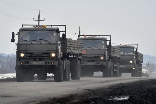 Военные грузовики на шоссе возле границы с Украиной в Белгородской области / Михаил Воскресенский/РИА «Новости»