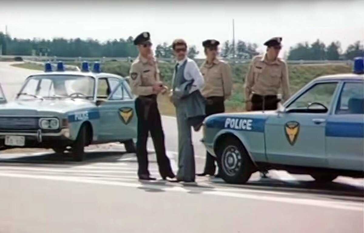    У полиции США немецкие Ford Taunus 20M (слева) и Ford Consul. Главное — американская марка