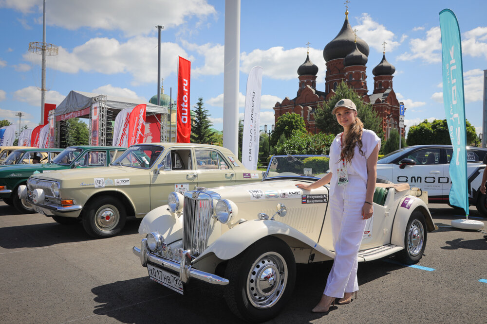 Семья Никулиных- амбассадор ювелирного дома RODIS на старте ретро-ралли "Автострада Тула 2024". Фото: Анна Левина