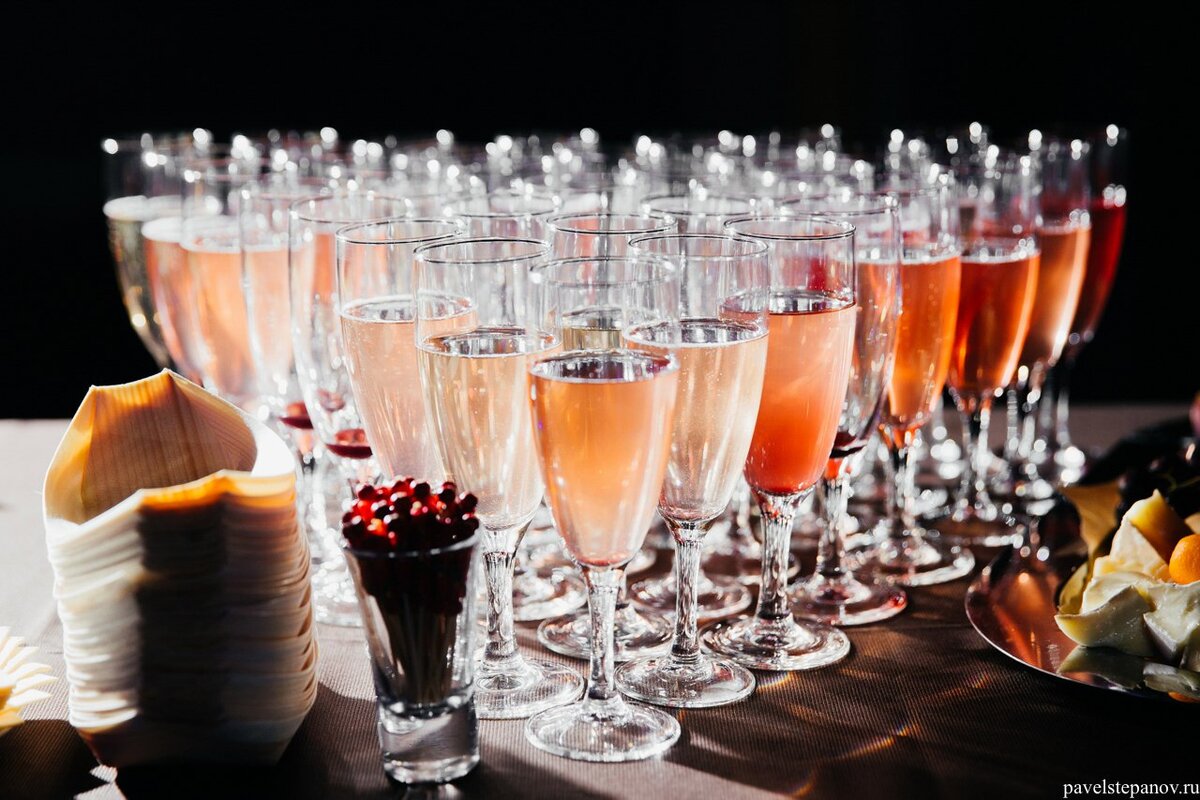 Свадебное торжество почти никогда не обходится без горячительных напитков, поэтому, готовясь к нему, важно точно определить, сколько понадобится алкоголя.