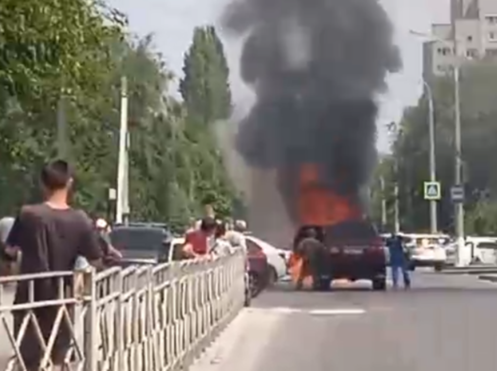 Петр ЕфремовВзрывы из горящего авто авто на улице Казахской в Советском районе услышали волгоградцы 10 июня.Бордовый Ford Kuga охватило огнем на проезжей части, напротив поликлиники № 7. По словам очевидцев, сперва водитель пытался потушить огонь самостоятельно, но не получилось и уже тогда вызвали пожарных.📷
Волгоградские пожарные сработали оперативно — за 10 минут они полностью справились с огнем. На видео с места ЧП слышно, как из охваченной огнем машины несколько раз доносятся звуки приглушенных взрывов, после чего сотрудники МЧС заливают все водой.— Сообщение на пульт диспетчера пожарно-спасательной службы поступило в 12:37. Пожарные расчеты 4-й пожарно-спасательной части ликвидировали горение в 12:47. МЧС сообщает, что никто не пострадал, — рассказали в пресс-службе МЧС.Стал ли причиной возгорания перегрев от волгоградской жары, покажет эксперта.Больше новостей о Волгограде — в нашем телеграм-канале. Подписывайтесь!