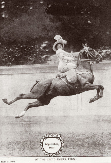 Наездница в цирковом представлении, Париж, 1910 г. Иображение отсюда: https://ic.pics.livejournal.com/