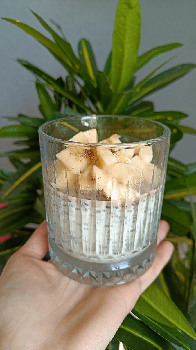 Запотевший стаканчик из холодильника.