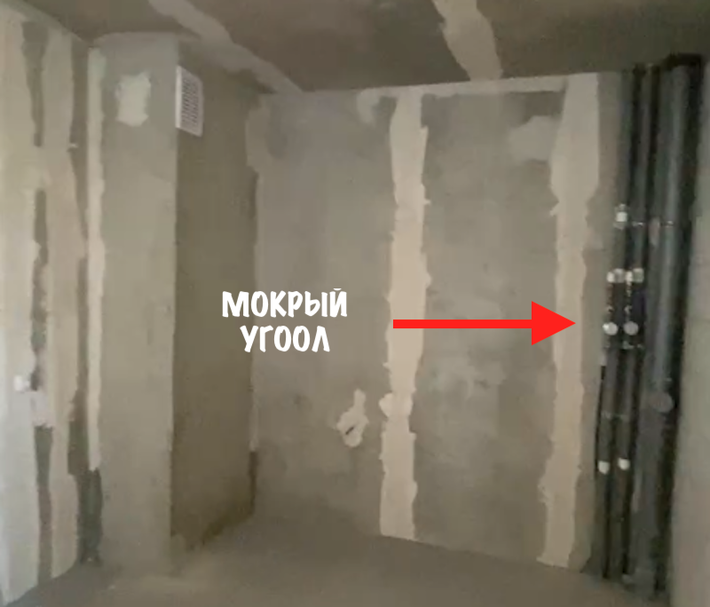 Подвод воды и трубы проходят в правом углу кухни