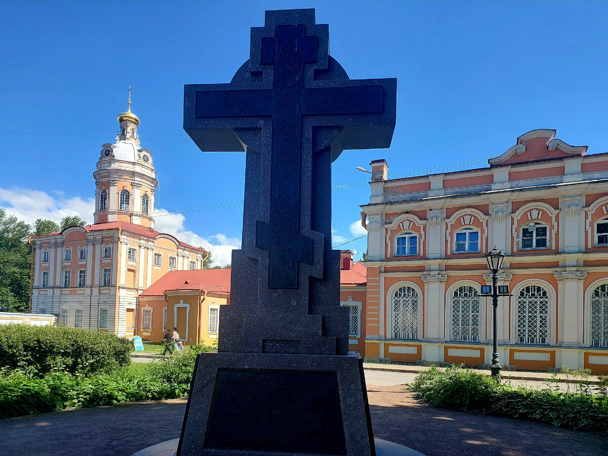 Александро-Невская Лавра, напротив через площадь от отеля "Москва", фото автора