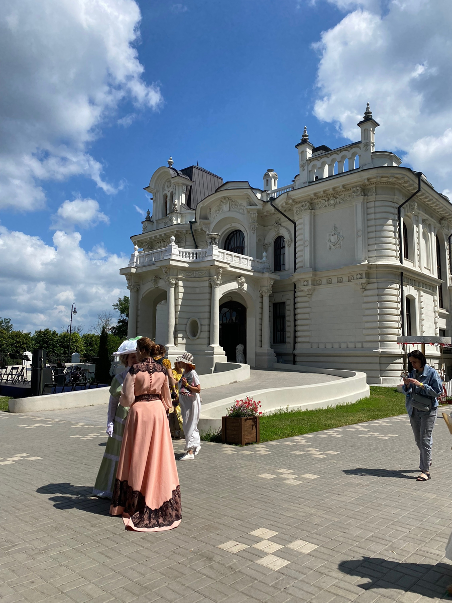 Почему каждое лето в Тамбове люди переодеваются в бальные платья и фраки |  Немного тревела | Дзен