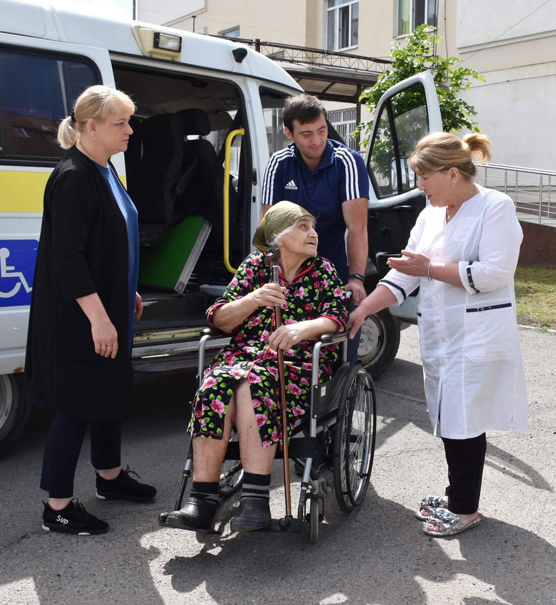 Для Елены Жировой и Розы Абдулаевой помощь людям, попавшим в трудную жизненную ситуацию, - это их работа. Фото Светланы ОСЕЦКОЙ.