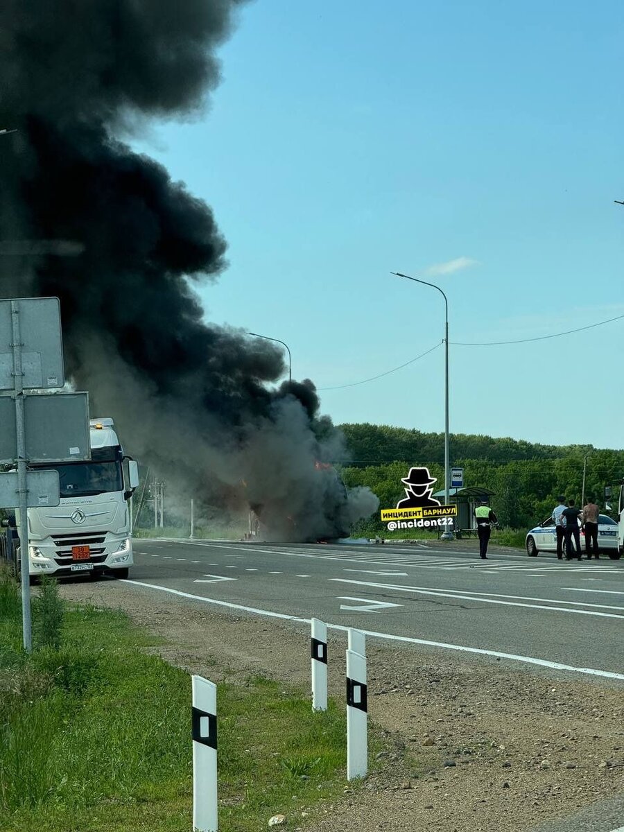 На бийской трассе открытым огнем горит пассажирский автобус | ТОЛК | Дзен