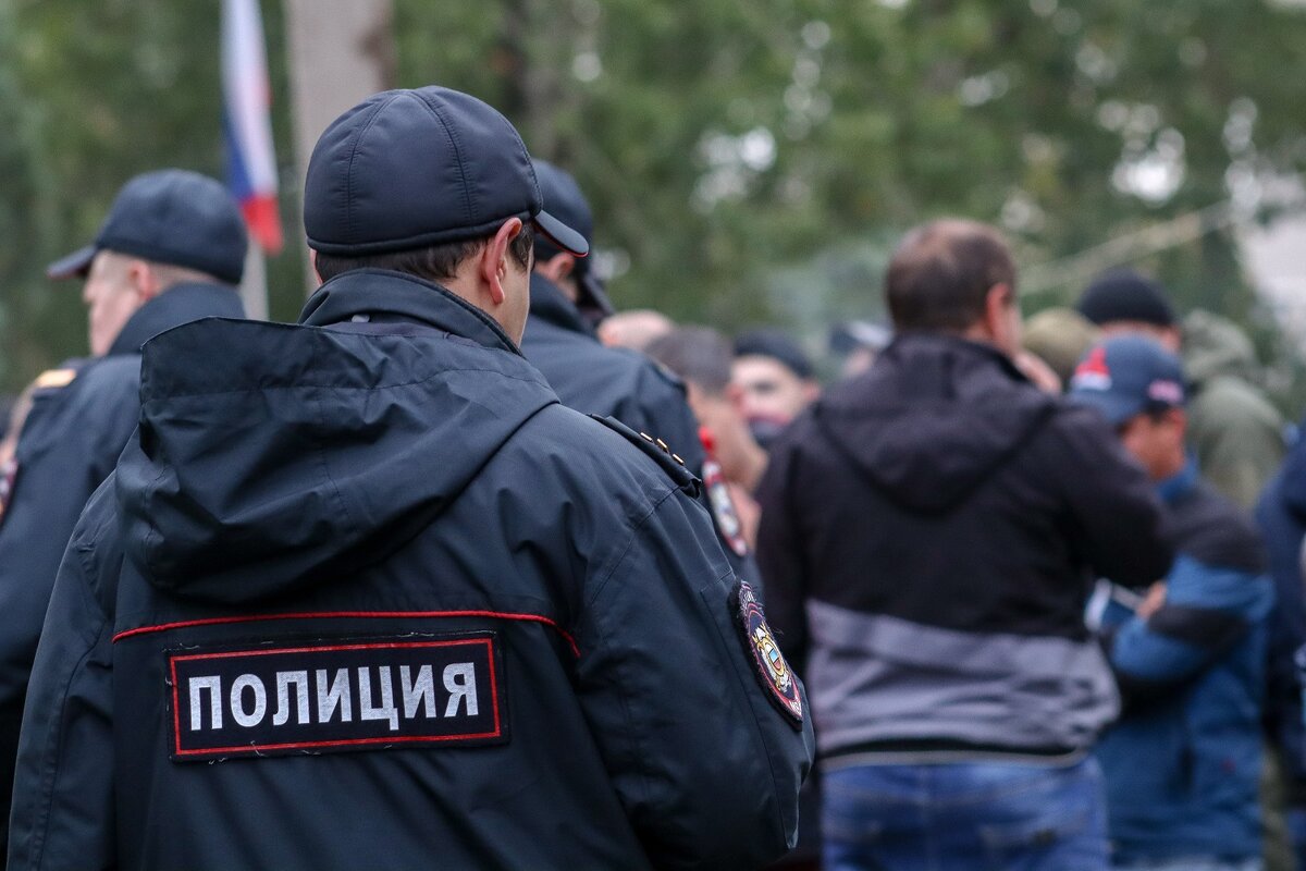    Perm. Police on wires of recruits during partial mobilization Leningrad