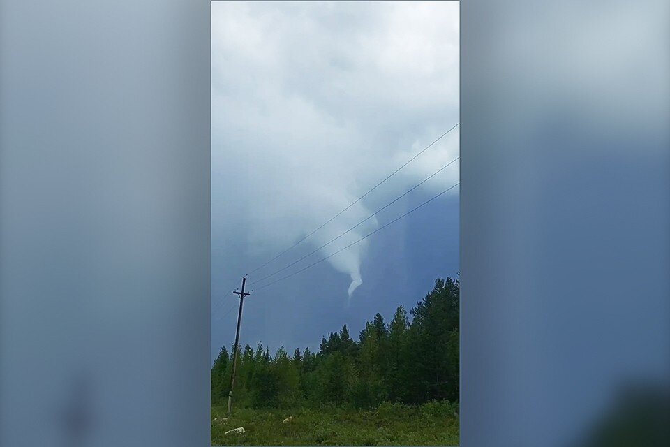    На минувших выходных жители Полярных Зорь могли наблюдать природное явление, не характерное для Крайнего Севера. Фото: скриншот видео / Ирина Мазур / vk.com/ira_lavrova / Погода в Мурманске / vk.com/pogoda51